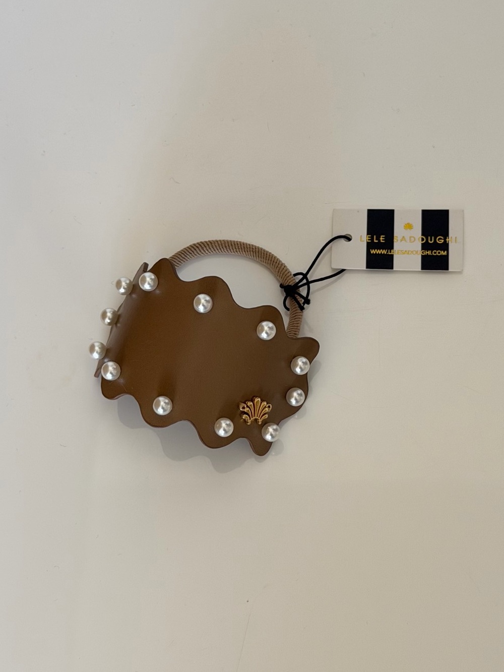 Pearl-Embellished Scalloped Leather Hair Clip - Black - Picture 4 of 4